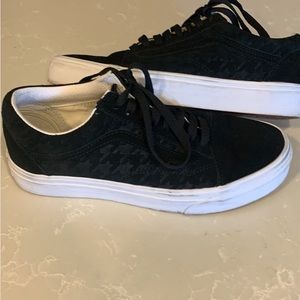 Black vans shoes. Size 6 1/2 in men or size 8 women